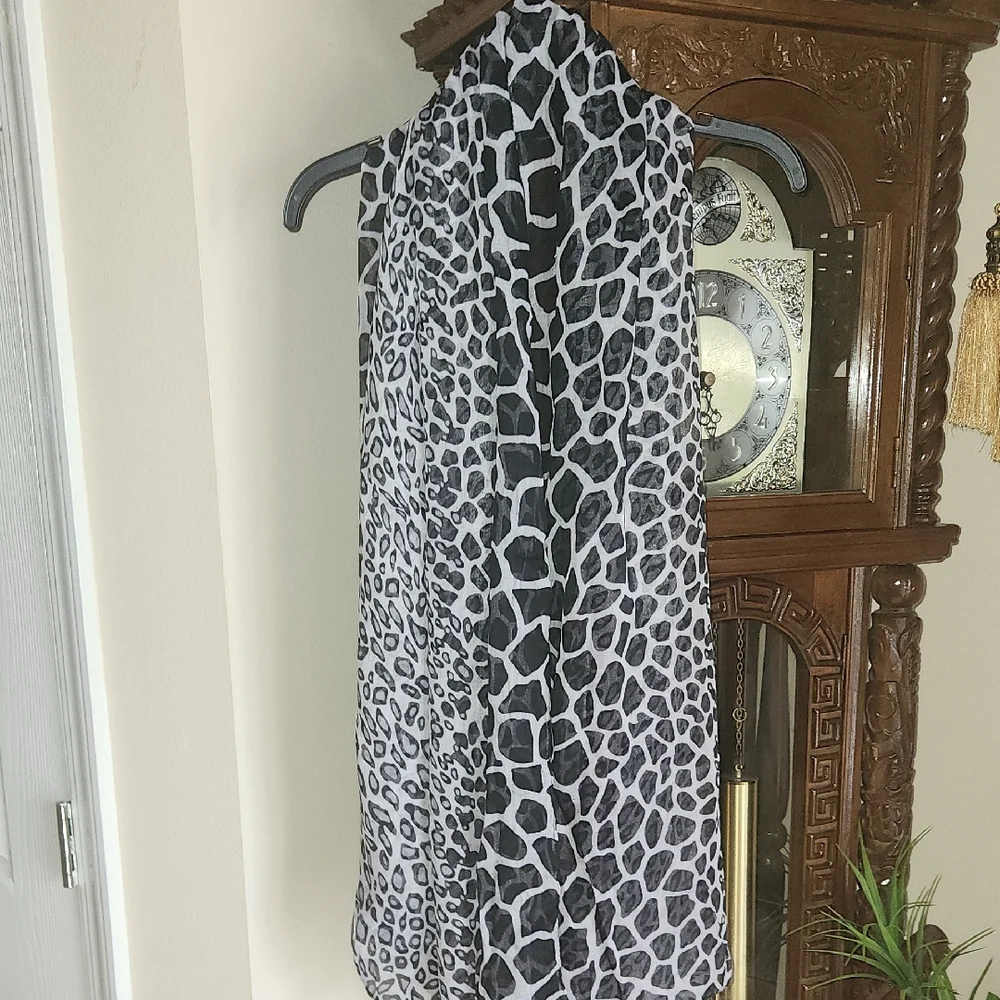 NWT, Elegant Black and White Animal Print Scarf - Picture 3 of 6